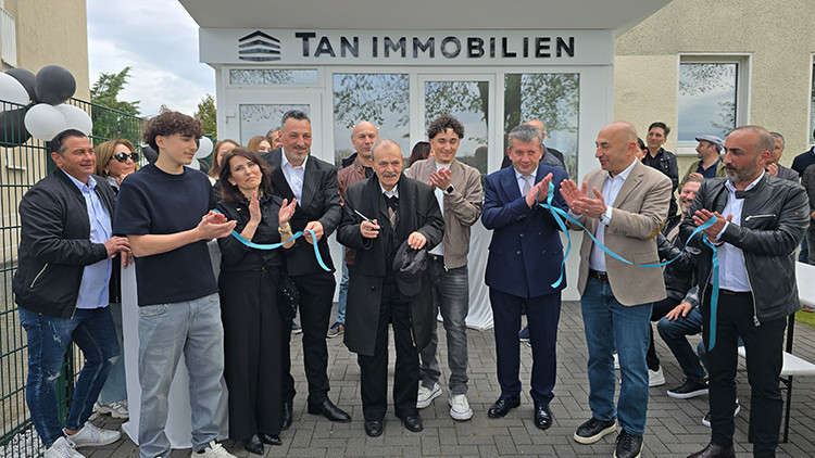Duisburg’da emlak ofisine görkemli açılış