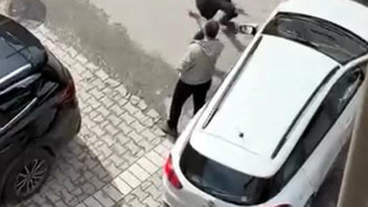Avcılarda ters yön kavgası; araya girenlere sinirlenen sürücü mahallelinin üzerine yürüdü Avcılarda ters yön kavgası; araya girenlere sinirlenen sürücü mahallelinin üzerine yürüdü