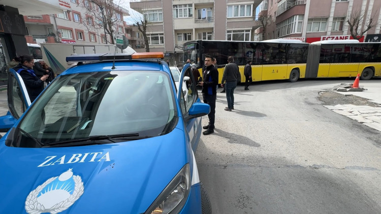 Avcılarda hatalı park edip trafiği kilitledi; sürücüler tepki gösterdi