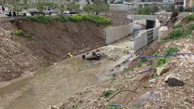 Park halindeki otomobilin hareket edip dereye düştüğü anlar kamerada