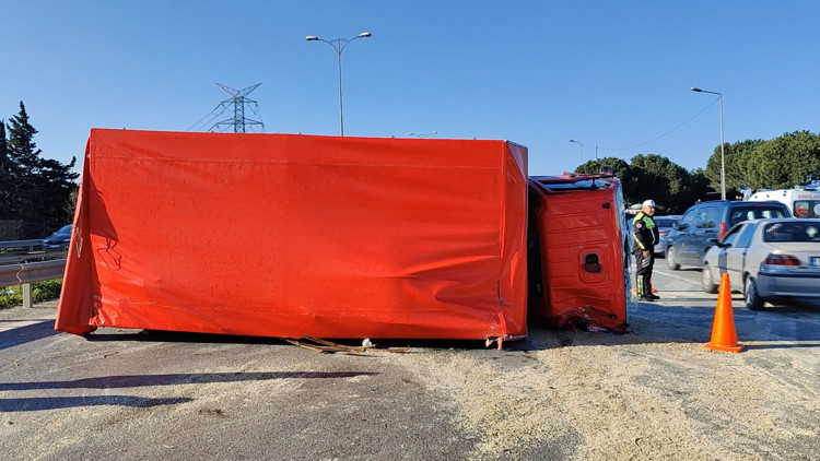Bayrampaşada otomobilin çarptığı kamyon devrildi; 1i çocuk 7 yaralı