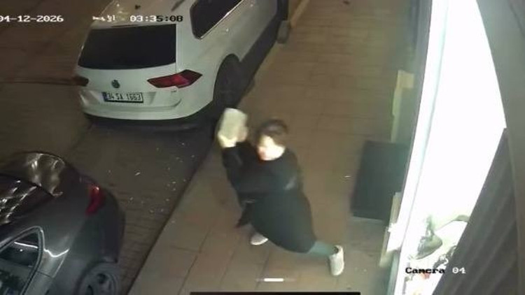 Fatihte kaldırım taşıyla iş yerinin camlarını kıran kadın kamerada