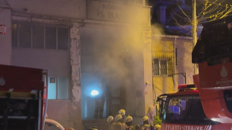 Kağıthanede 5 katlı iş hanında çıkan yangın söndürüldü