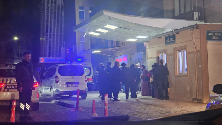 Evine giderken boğazından bıçaklanıp öldürüldü Evine giderken boğazından bıçaklanıp öldürüldü