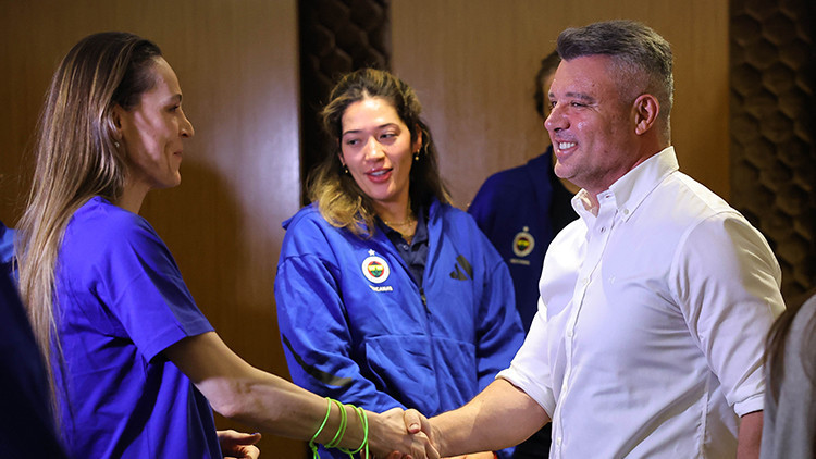 Fenerbahçe Başkanı Sadettin Saran, kadın voleybolcularla bir araya geldi
