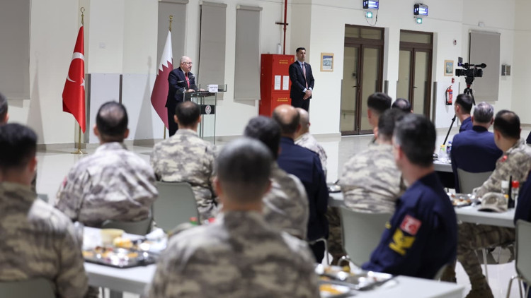 Bakan Güler, Katar Türk Birleşik Müşterek Kuvvet Komutanlığında Mehmetçiğe hitap etti Bakan Güler, Katar Türk Birleşik Müşterek Kuvvet Komutanlığında Mehmetçiğe hitap etti