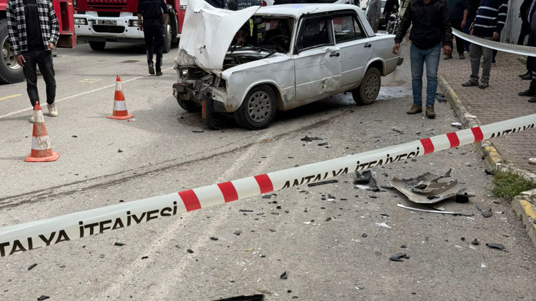 Sürücü ve eşi kazada yaralandı Sürücü ve eşi kazada yaralandı