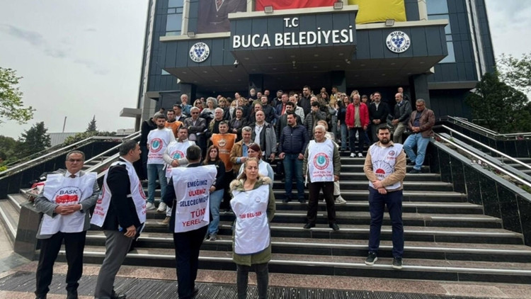 İzmir-Buca Belediyesinde memurlar iş bırakma eyleminde