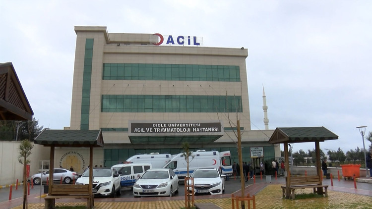 Elektrik direğine yıldırım düştü, yoldan geçen kadın yaralandı
