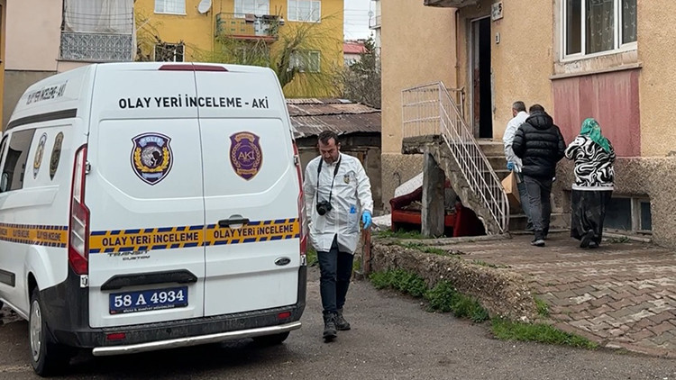 Sivasta korkunç olay: Genç kadını defalarca bıçaklayıp kapıyı üzerinden kilitleyerek kaçtı Sivasta korkunç olay: Genç kadını defalarca bıçaklayıp kapıyı üzerinden kilitleyerek kaçtı