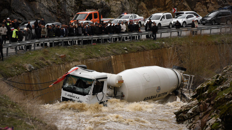Dereye yuvarlanan beton mikserinin şoförü kayboldu