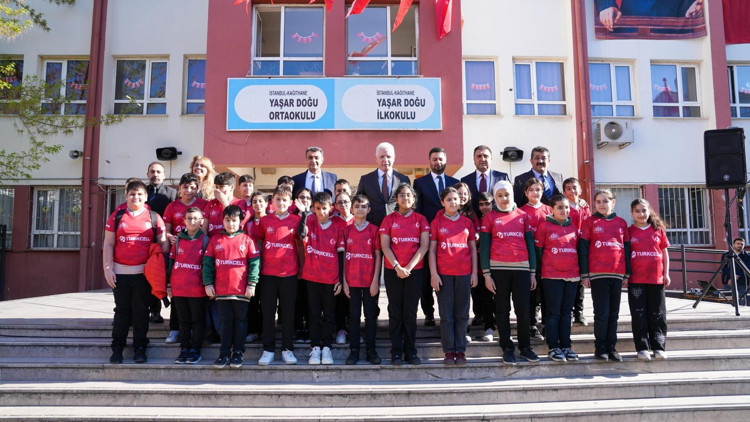 Vali’den öğrencilere milli takım forması Vali’den öğrencilere milli takım forması