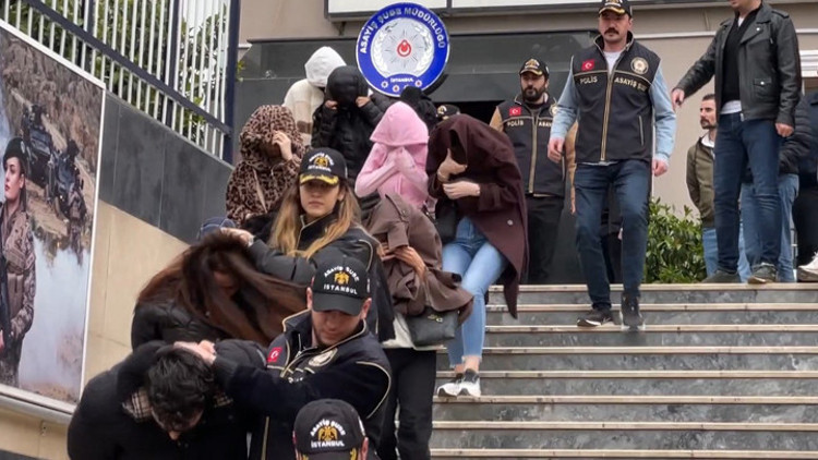 4 ilde 14 adrese eş zamanlı fuhuş baskını Para trafiğiyle izlerini gizlemişler... 52 kadın kurtarıldı
