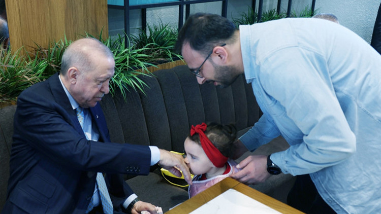 Cumhurbaşkanı Erdoğan, Beyoğlunda bir kafede vatandaşlarla sohbet etti