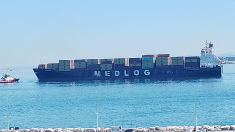 Çanakkale Boğazında arızalanan konteyner yüklü gemi güvenli bölgeye çekildi