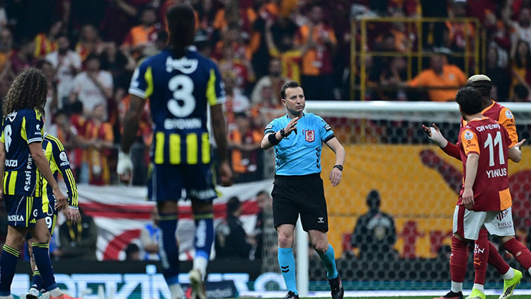 Derbide penaltı tartışması: Fenerbahçe yararlanamadı, Galatasaray isyan etti Düşürülmesinin ardından karar devam Derbide penaltı tartışması: Fenerbahçe yararlanamadı, Galatasaray isyan etti Düşürülmesinin ardından karar devam