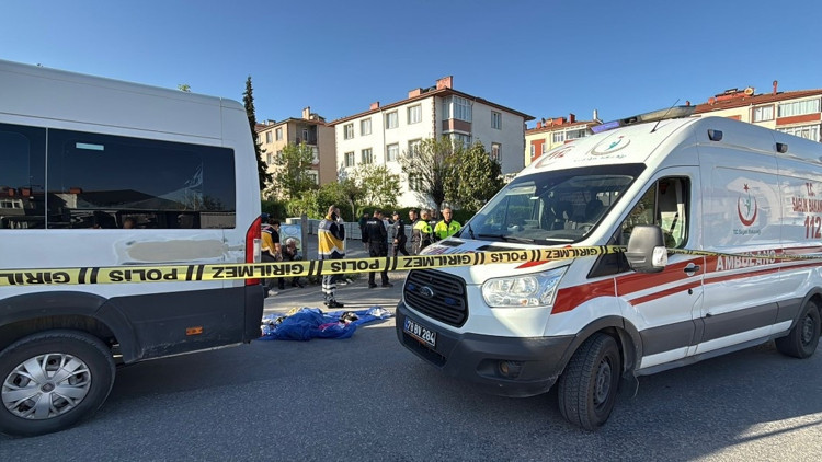 Servis minibüsünün çarptığı çocuk hayatını kaybetti Servis minibüsünün çarptığı çocuk hayatını kaybetti