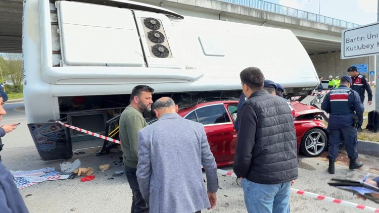 Bartın’da halk otobüsü otomobilin üzerine devrildi; yaralılar var Bartın’da halk otobüsü otomobilin üzerine devrildi; yaralılar var
