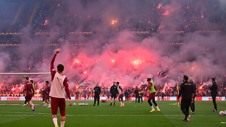 Galatasaraydan taraftara açık antrenman 40 bin kişi izledi