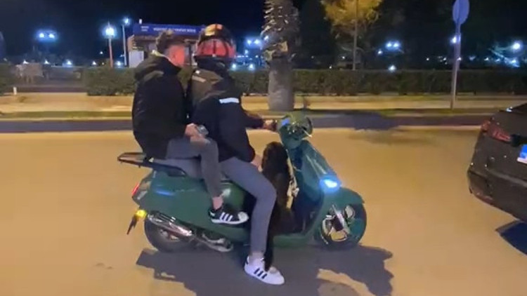 Sokak köpeği motosiklete binmek istedi; o anlar kamerada