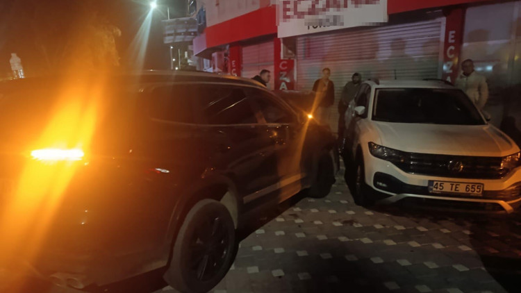 Kazaya karışan 2 araç savrulup, park halindeki 2 otomobile çarptı; 2 yaralı Kazaya karışan 2 araç savrulup, park halindeki 2 otomobile çarptı; 2 yaralı