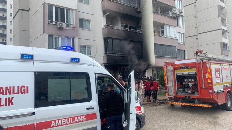 Adana’da 14 katlı apartmanda yangın