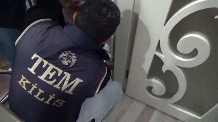 Firari FETÖ hükümlüsü banyodaki gizli bölmede yakalandı Firari FETÖ hükümlüsü banyodaki gizli bölmede yakalandı