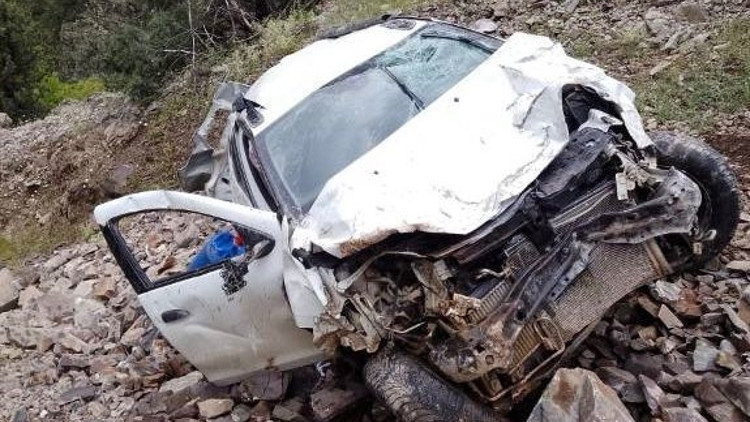 Taklalar atarak uçuruma yuvarlanan otomobilden yaralı kurtuldu