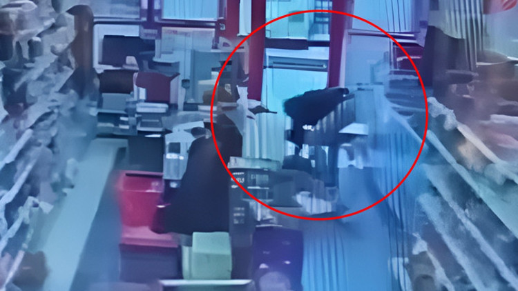 Jandarma personeli, markette kalp krizi geçiren müşteriyi kalp masajı yaparak kurtardı