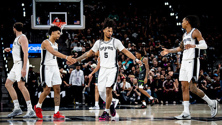 San Antonio Spurs 38 sayı fark attı, seriyi eşitledi San Antonio Spurs 38 sayı fark attı, seriyi eşitledi