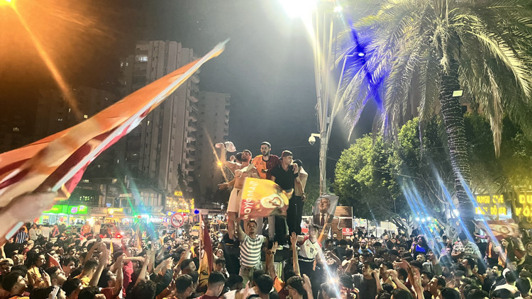 Galatasaray’ın şampiyonluğu Adana’da kutlandı Galatasaray’ın şampiyonluğu Adana’da kutlandı