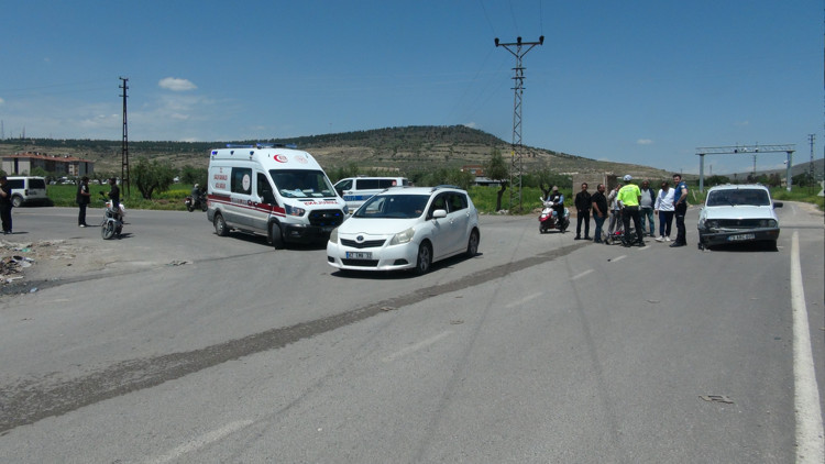 Kilis’te otomobil ile çarpışan motosikletteki 2 kişi yaralandı