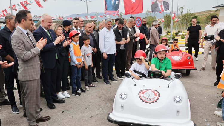 Menemende çocuklar için trafik eğitim parkuru açıldı