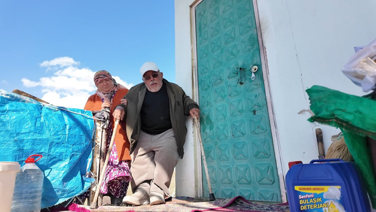 Bedensel engelli eşiyle tek göz evde 40 yıllık sevgi nöbeti Bedensel engelli eşiyle tek göz evde 40 yıllık sevgi nöbeti