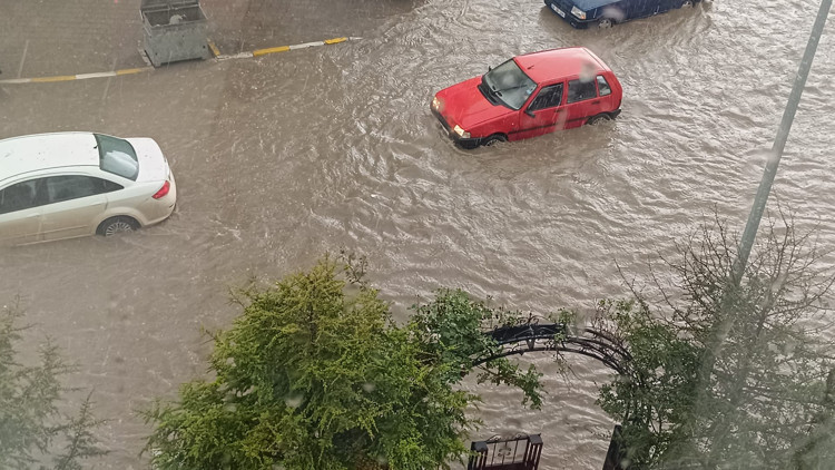 Çankırıda sağanak yağış hayatı olumsuz etkiledi