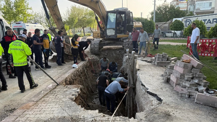 Göçük altında kalan 2 kardeş işçi yaralandı Göçük altında kalan 2 kardeş işçi yaralandı