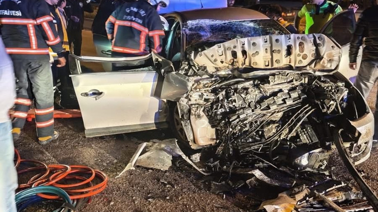 Otomobil kamyona çarptı: 1 ölü, 1 ağır yaralı