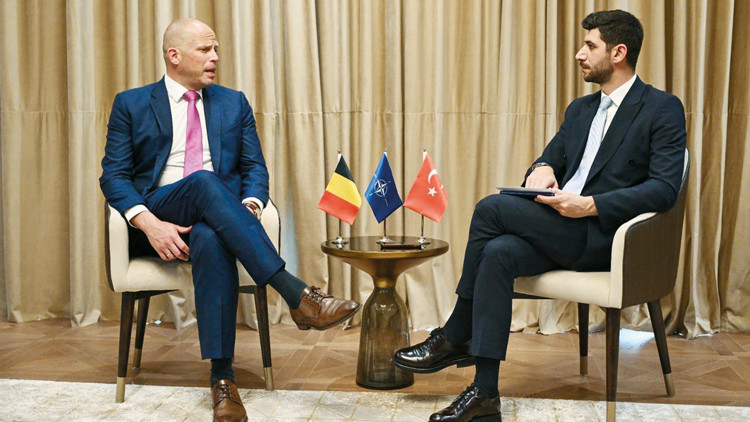 Anıtkabir’de diz çöken Belçikalı Bakan: Atatürk çok güçlü bir liderdi Anıtkabir’de diz çöken Belçikalı Bakan: Atatürk çok güçlü bir liderdi