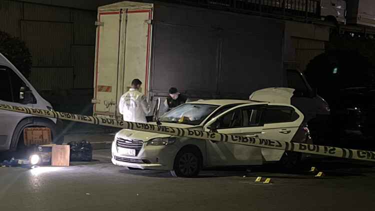 Küçükçekmecede polisin dur ihtarına uymadı, kaçarken kaza yaptı: 1 polis yaralandı, 2 gözaltı