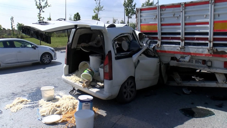 Başakşehirde kaza tutanağı tutarken arkadan başka bir araç çarptı; sürücü otomobilde sıkıştı