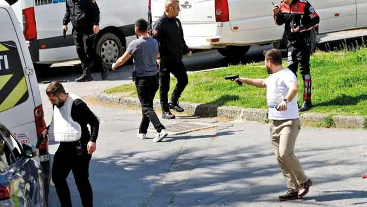 Katliamı önleyen kahraman polis 4 silah 8 şarjör kullandı