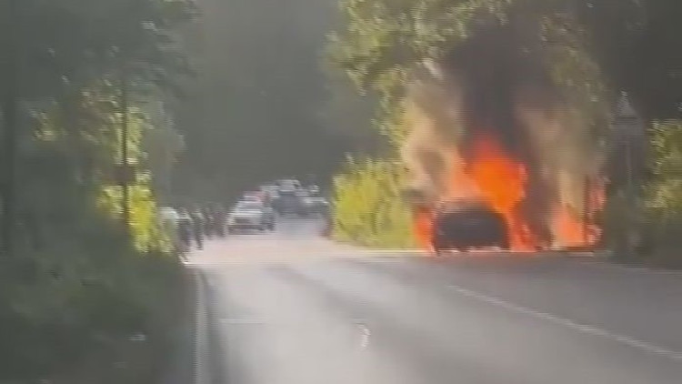 Sarıyerde seyir halindeki otomobil alev alev yandı