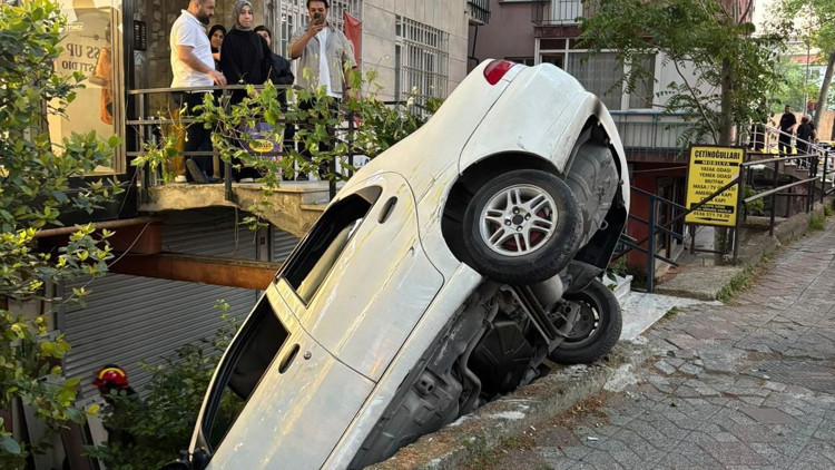 Beyoğlunda alkollü sürücünün kullandığı otomobil binanın merdiven boşluğuna düştü