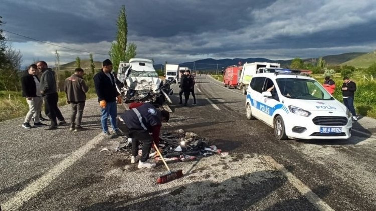 Kayseri’de feci kaza:1 ölü, 2 yaralı Kayseri’de feci kaza:1 ölü, 2 yaralı