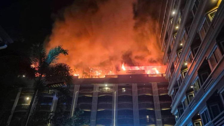 Turistik kentte otel yandı: Yüzlerce kişi tahliye edildi Turistik kentte otel yandı: Yüzlerce kişi tahliye edildi