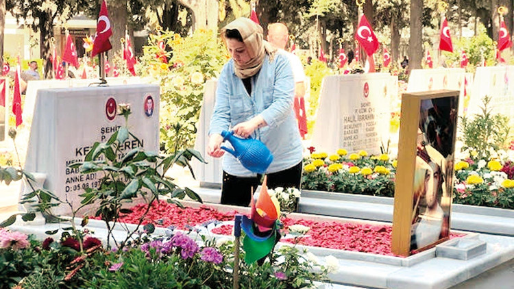 Şehitlikte buruk bayram Şehitlikte buruk bayram