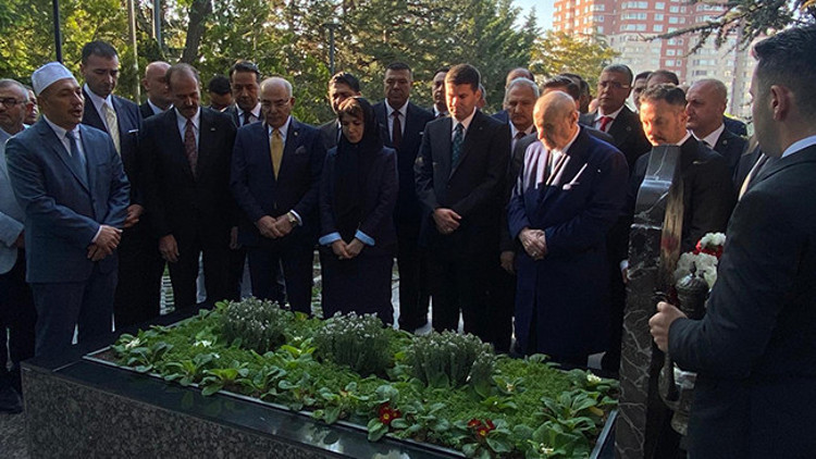 Devlet Bahçeli, Türkeşin mezarını ziyaret etti