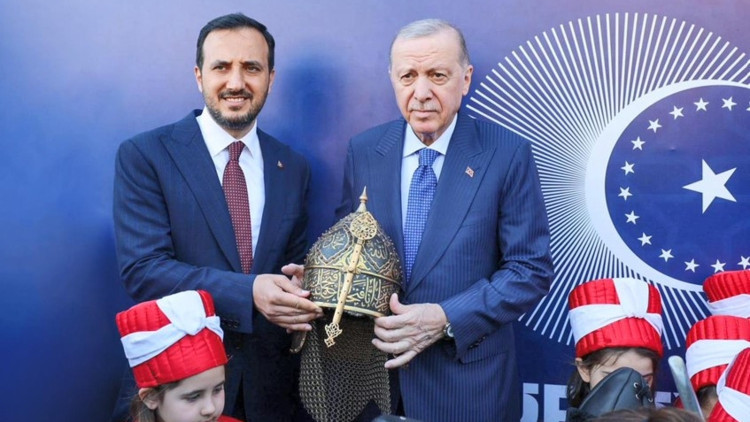 Cumhurbaşkanı Erdoğana özel hazırlanan miğfer hediye edildi