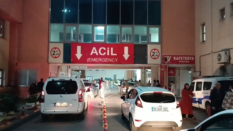 Sanal medyadaki tartışma silahlı kavgaya döndü: 1 ölü, 1 yaralı 5 şüpheli aranıyor Sanal medyadaki tartışma silahlı kavgaya döndü: 1 ölü, 1 yaralı 5 şüpheli aranıyor