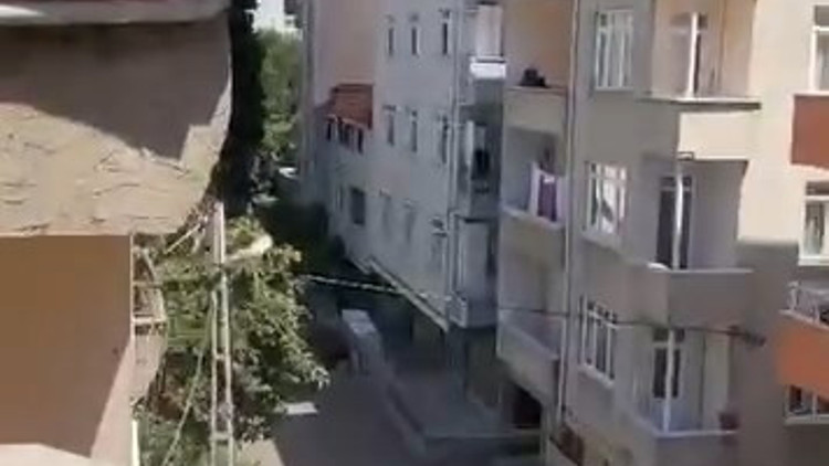 Pendik’te 5 katlı binada çatı izolasyonu sırasında yangın